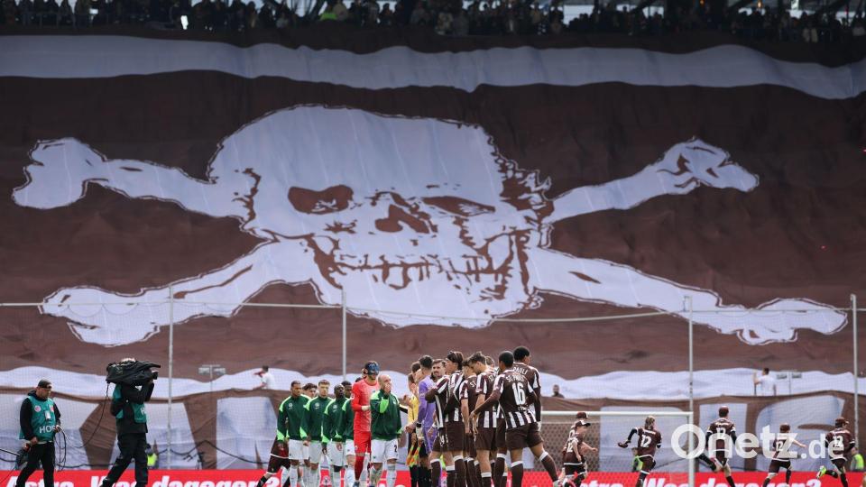 Partystimmung vor der Partie: die St. Pauli-Fans. Bild: Christian Charisius/dpa