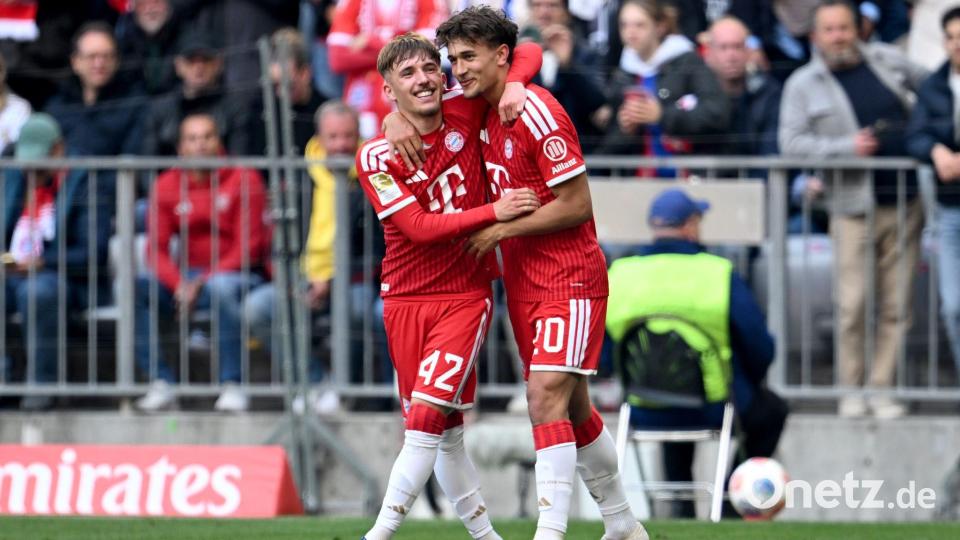 Passgeber Lennart Karl (l) und Torschütze Tom Bischof beim gemeinsamen Jubel. Die Bayern-Youngster empfahlen sich noch mal für eine WM-Nominierung. Bild: Sven Hoppe/dpa