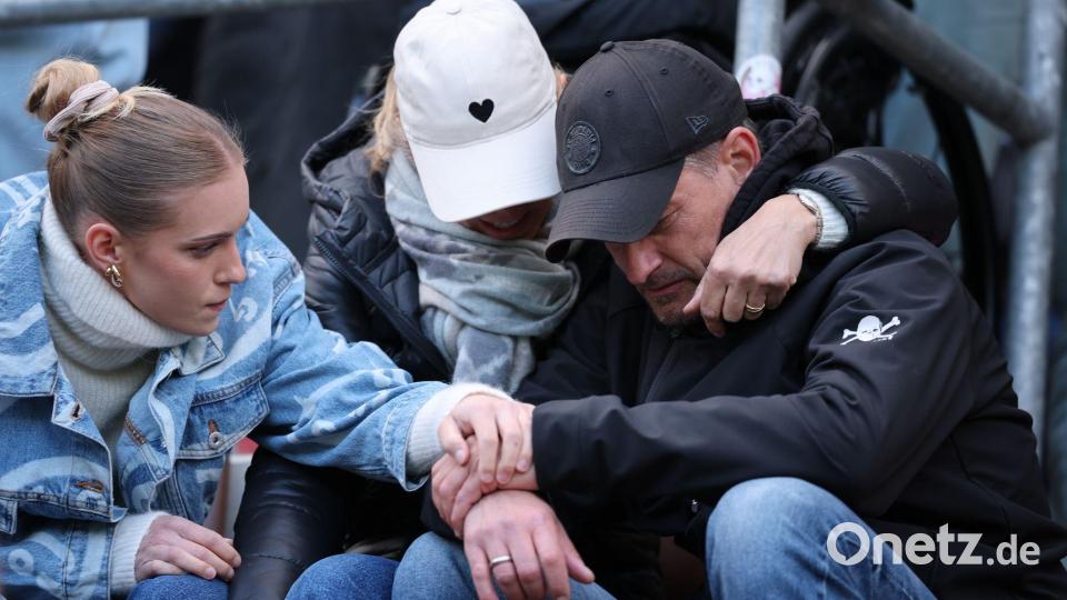 Trost von der Familie: St. Paulis Trainer Alexander Blessin. Bild: Christian Charisius/dpa