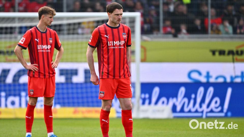 Budu Siwsiwadse und Jan Schöppner steigen mit Heidenheim ab. Bild: Jan-Philipp Strobel/dpa