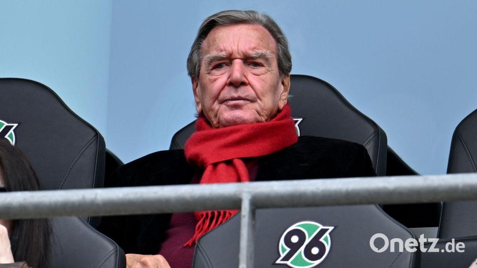 Sah bei seinem Herzensclub zu: Ex-Kanzler Schröder. Bild: Swen Pförtner/dpa