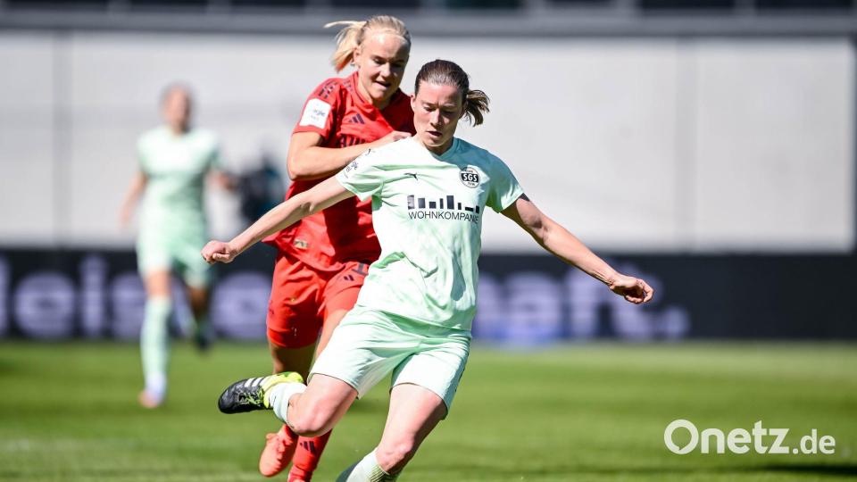 Die Wege trennen sich: In der Liga werden Lena Ostermeier (r) und die SGS Essen nicht mehr auf Bayerns Pernille Harder treffen. (Archivbild) Bild: Harry Langer/dpa