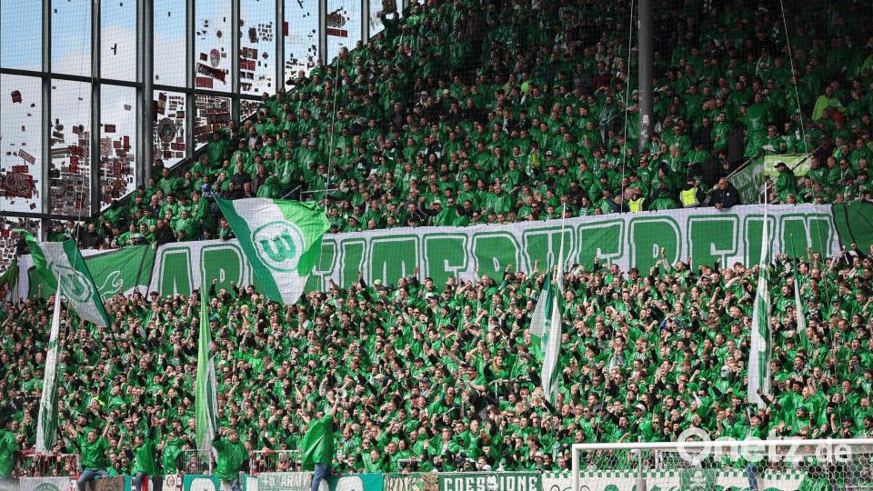 Fans des VfL Wolfsburg feiern in Hamburg ihre Mannschaft. Bild: Christian Charisius/dpa