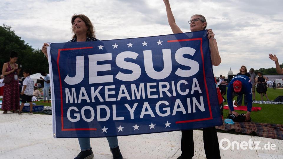 „Jesus mach Amerika wieder gottesfürchtig“, steht auf einem Banner bei der Gebetsveranstaltung. Bild: Julia Demaree Nikhinson/AP/dpa