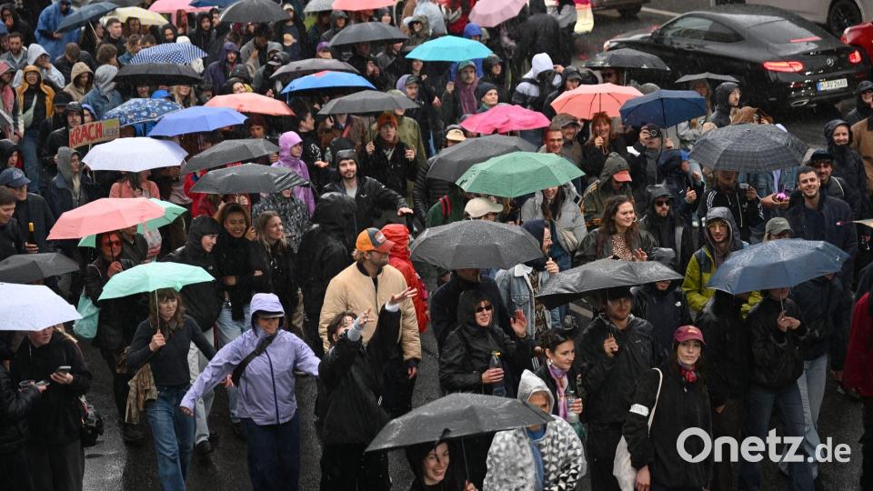 Trotz wechselhaften Wetters und eines kräftigen Schauers nahm eine fünfstellige Zahl von Menschen an der „Krachparade“ teil. Bild: Felix Hörhager/dpa