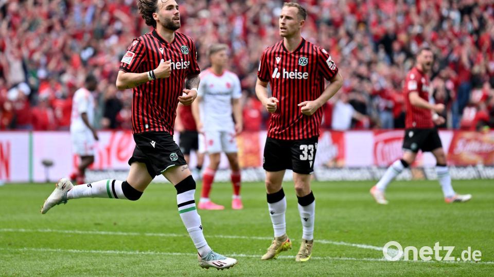 Hannovers Kolja Oudenne jubelt über sein Tor zum 1:1 gegen Nürnberg. Bild: Swen Pförtner/dpa