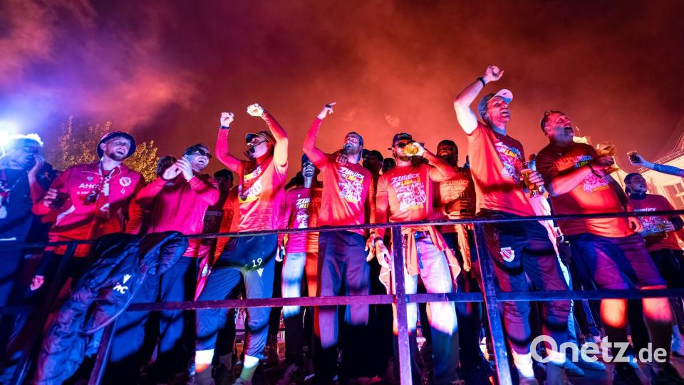 Die Mannschaft des FC Energie Cottbus feiert nach ihrer Rückkehr vom letzten Saisonspiel auf dem Cottbuser Altmarkt. Bild: Frank Hammerschmidt/dpa