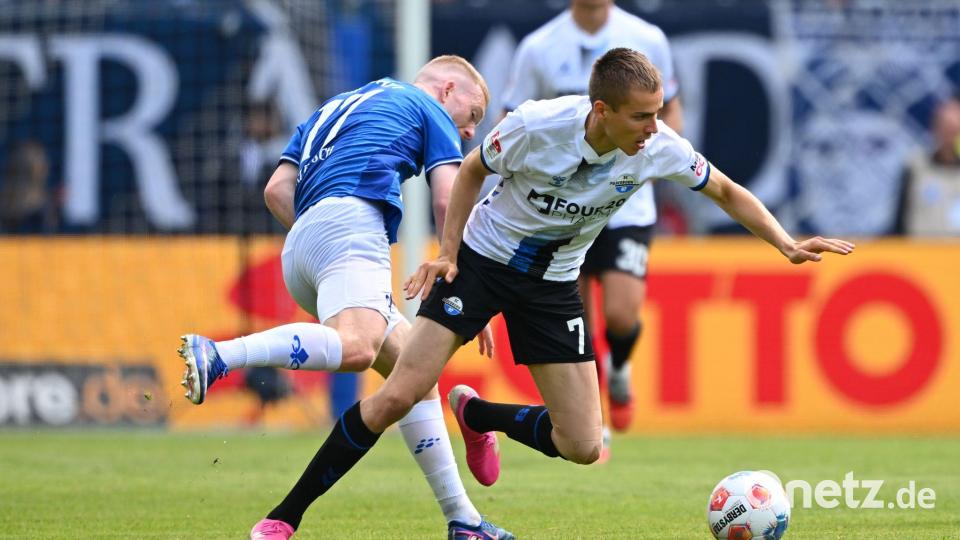 Filip Bilbija (r) verschoss einen Elfmeter für Paderborn. Bild: Florian Wiegand/dpa