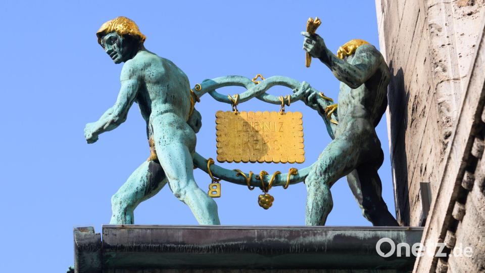 Im wahrsten Sinne des Wortes ein Aushängeschild: der Leibniz-Keks am Bahlsen-Stammhaus in Hannover. (Archivbild) Bild: Julian Stratenschulte/dpa