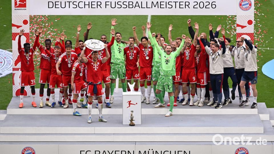 Zum 35. Mal deutscher Meister: Die Bayern feiern im rot-weißen Konfetti-Regen. Bild: Sven Hoppe/dpa