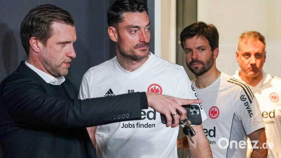 Beim Amtsantritt von Albert Riera war zwischen ihm und Sportvorstand Markus Krösche (l) noch alles gut. (Archivbild) Bild: Marc Schüler/dpa