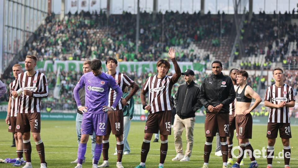 Abschied von der Bundesliga-Bühne: die Spieler des FC St. Pauli. Bild: Philipp Szyza/dpa