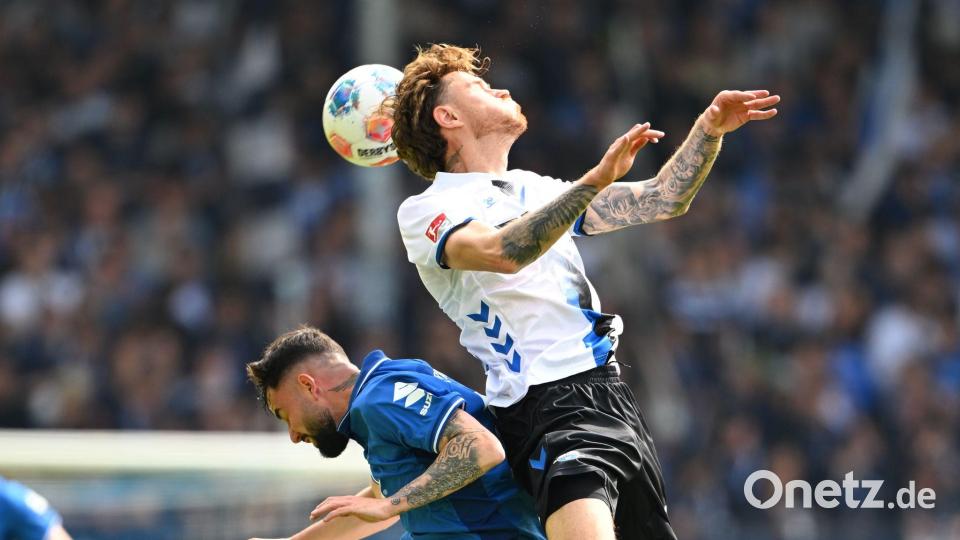 Der SV Darmstadt 98 um Marco Richter (l) und der SC Paderborn um Calvin Brackelmann lieferten sich ein umkämpftes Duell. Bild: Florian Wiegand/dpa