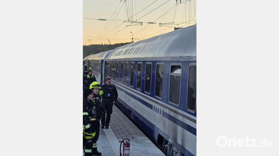 Feuerwehr und Rettungskräfte des Bayerischen Roten Kreuzes und der Malteser evakuieren wegen einer überhitzten Bremse 250 Fahrgäste aus einem kroatischen Nachtzug. (Handout) Bild: Bayerisches Rotes Kreuz/dpa