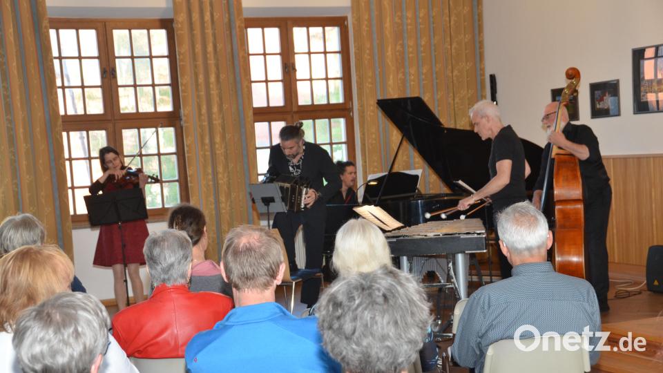 Das „Fracanapa-New-Tango-Quintet“ begeisterte gemeinsam mit der aus Vohenstrauß stammenden Künstlerin Susanne Hofmann das Publikum. Bild: dob