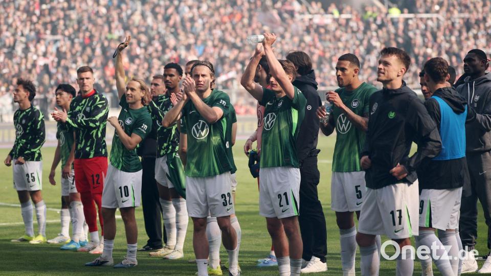 Die Spieler des VfL Wolfsburg nach dem Abstiegsduell beim FC St. Pauli. Bild: Christian Charisius/dpa