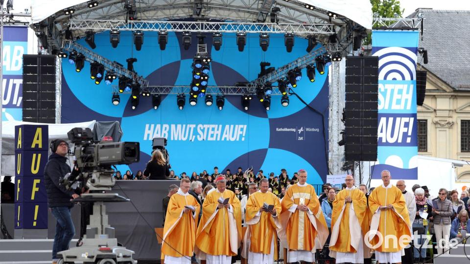 Der Gottesdienst wurde auf einer großen Bühne gefeiert. Bild: Karl-Josef Hildenbrand/dpa