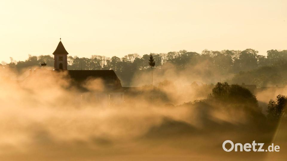 Vom Nebel umhüllt: die Kirche Sankt Gallus am Morgen kurz nach Sonnenaufgang. Bild: Thomas Warnack/dpa