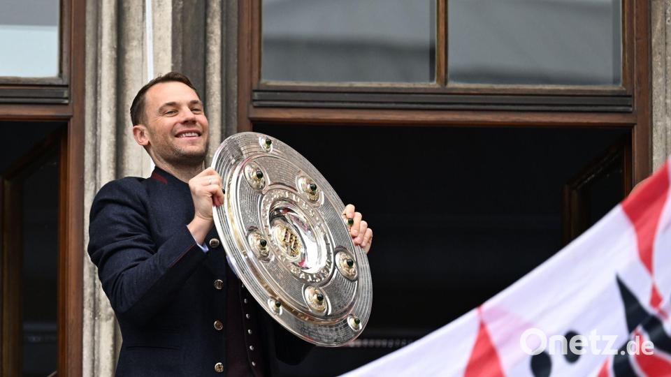 Kapitän Manuel Neuer kam als Erster mit der Schale auf den Balkon. Bild: Sven Hoppe/dpa