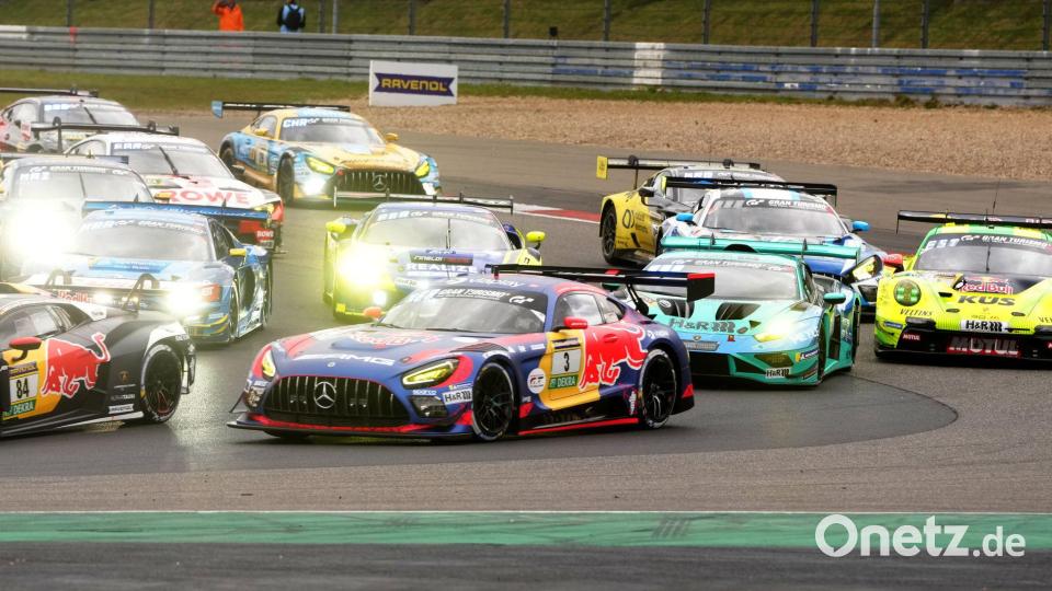 Max Verstappens Team (M) hatte das Rennen lange angeführt. Bild: Thomas Frey/dpa