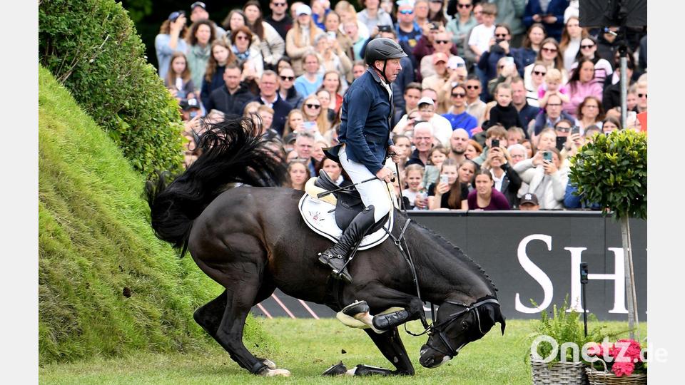 Beim Deutschen Spring- und Dressur-Derby stürzt das Pferd "Duplexx". Bild: Daniel Bockwoldt/dpa