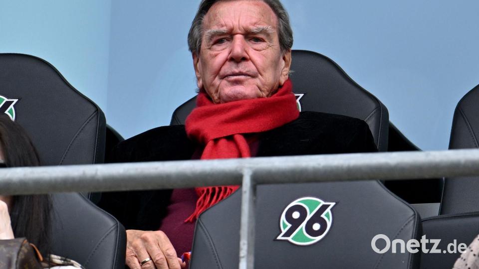 Ex-Kanzler und 96-Fan Gerhard Schröder im Stadion von Hannover. Bild: Swen Pförtner/dpa