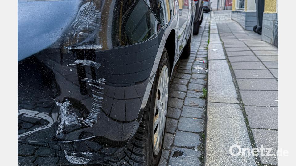 In Amberg wurde ein geparkter Ford beschädigt. Die Polizei sucht eine Zeugin, die den Vorfall beobachtet hat. Symbolbild: Stephan Huber