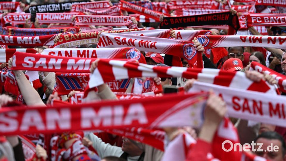 Tausende feierten ihre Bayern-Stars. Bild: Sven Hoppe/dpa