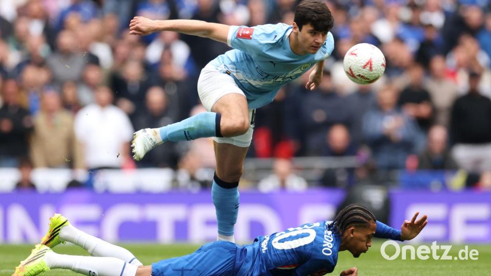 Manchester Citys Abdukodir Khusanov (oben) und Chelseas Joao Pedro kämpfen um den Ball. Bild: Richard Pelham/AP/dpa