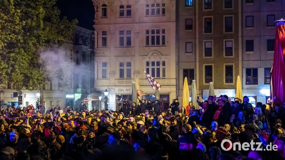 Tausende feierten gemeinsam mit der Mannschaft. Bild: Frank Hammerschmidt/dpa