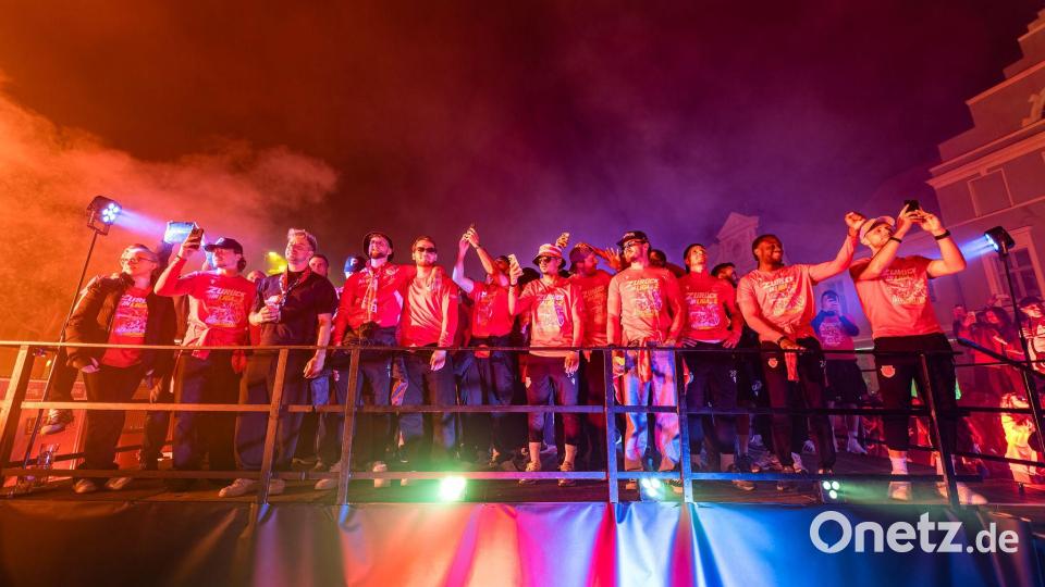 Energie Cottbus feiert den Aufstieg in die zweite Liga. Bild: Frank Hammerschmidt/dpa