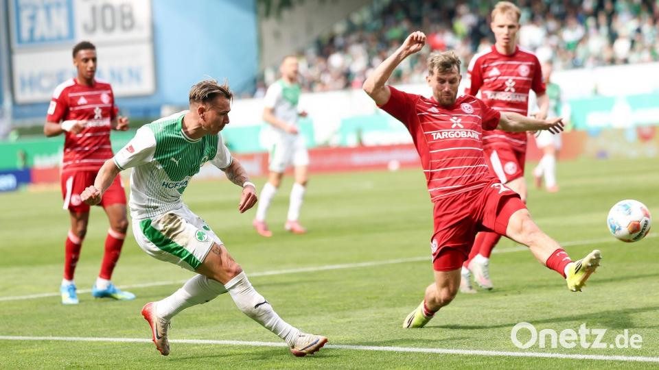 Duell im Keller: Fürth gegen Düsseldorf. Bild: Daniel Löb/dpa