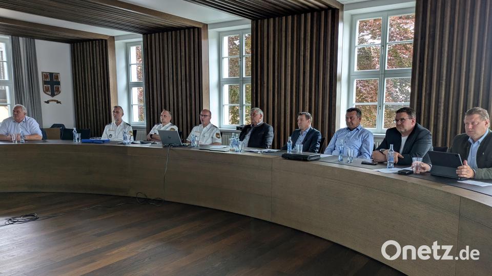 Im Rathaus Waldsassen informierten Vertreter der Polizeiinspektion über die Sicherheitslage im Zuständigkeitsbereich. Von links: Johann Burger (Bürgermeister Leonberg), Klaus Dockter (Leiter Grenzpolizei-Gruppe), Daniel Ulrich (Öffentlichkeitsarbeit) Inspektionsleiter Harald Fuchs, Markus Scharnagl (Waldsassen), Andreas Malzer (Konnersreuth), Christian Hebert (Bad Neualbenreuth), Stephan Schübel (Pechbrunn), Stefan Grillmeier (Mitterteich). Bild: Paul Zrenner
