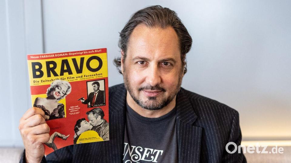 Alexander Gernandt mit der ersten „Bravo“-Ausgabe. (Archivbild) Bild: Matthias Balk/dpa