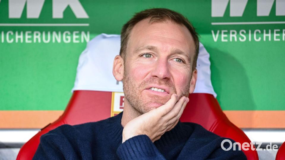 Fußball, Bundesliga, FC Augsburg - RB Leipzig, 8. Spieltag, WWK-Arena. Sportdirektor Benjamin Weber (FC Augsburg) vor dem Spiel auf der Bank. (zu dpa: «Kein Bier, keine Klarheit: Zukunft von FCA-Coach Baum offen») Bild: Harry Langer