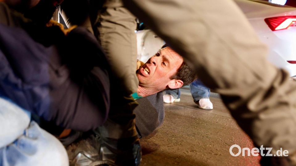 Polizeibeamte nehmen Demonstranten während einer Demonstration gegen Ministerpräsident Netanjahu und seine Regierung in der Nähe der Residenz des Ministerpräsidenten in Jerusalem fest. Bild: Jamal Awad/dpa