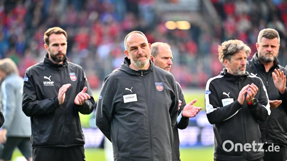 Frank Schmidt wird seinen Vertrag erfüllen - trotz des Abstiegs. Bild: Jan-Philipp Strobel/dpa