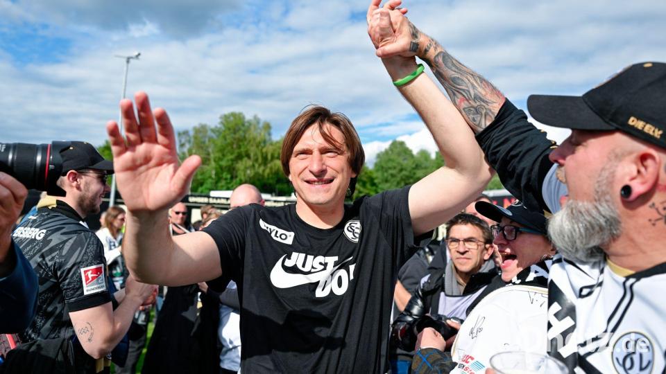 Elversberg-Coach Vincent Wagner jubelt mit den Fans über den Aufstieg. Bild: Uwe Anspach/dpa