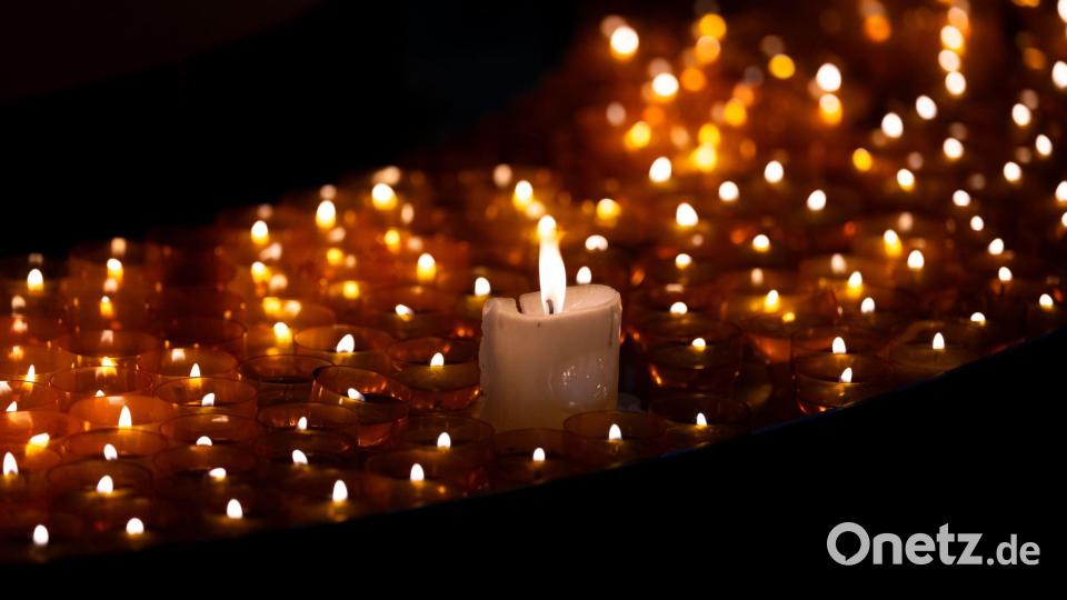 Im Würzburger Dom hatten viele Menschen eine Kerze entzündet. Bild: Sven Hoppe/dpa