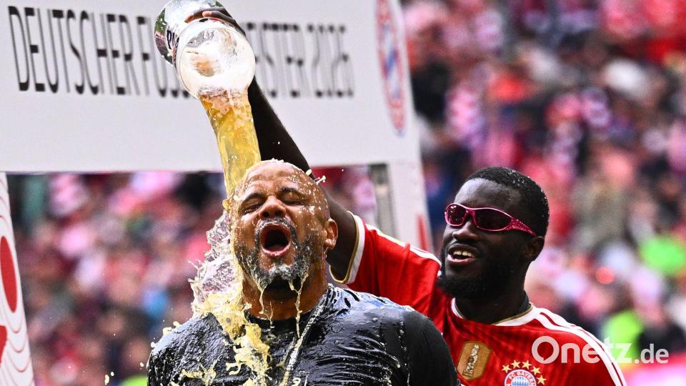 Bayern-Trainer Vincent Kompany bekommt eine Bierdusche von Abwehrspieler Dayot Upamecano. Bild: Tom Weller/dpa