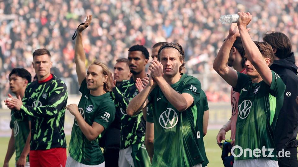 Noch eine Chance erspielt: Die Spieler des VfL Wolfsburg. Bild: Christian Charisius/dpa