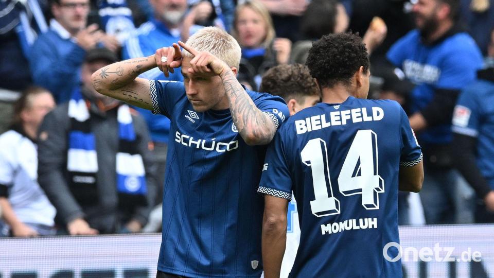 Die Torschützen Joel Grodowski (links) per Doppelpack und Monju Momuluh drehen für Bielefeld das Spiel. Bild: Carmen Jaspersen/dpa