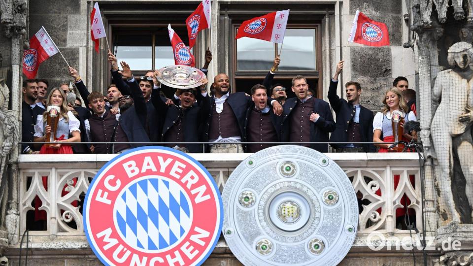 Die Bayern-Stars feiern auf dem Rathaus-Balkon. Bild: Sven Hoppe/dpa