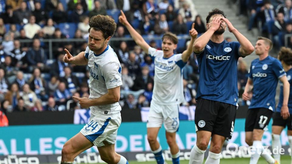 Berlins Linus Gechter (links) bejubelt sein Tor zur 1:0-Führung. Bielefelds Maximilian Bauer ist entsetzt. Bild: Carmen Jaspersen/dpa