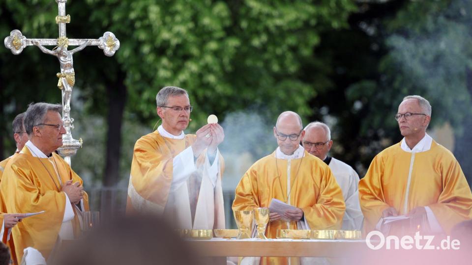 Zum Schlussgottesdienst kamen tausende Menschen. Bild: Karl-Josef Hildenbrand/dpa