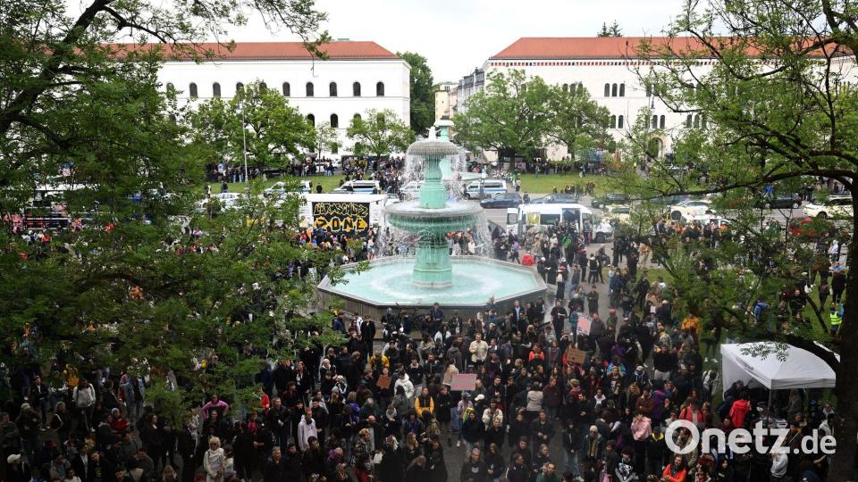 Mehrere Tausend Teilnehmerinnen und Teilnehmer versammelten sich vor der Münchner Ludwig-Maximilians-Universität. Bild: Felix Hörhager/dpa
