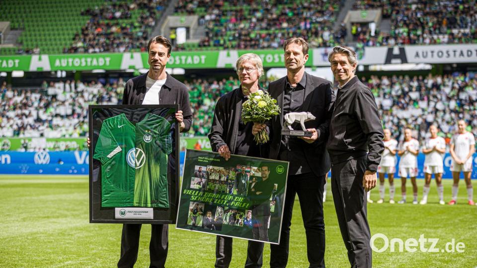 Ralf Kellermann, Direktor Frauenfußball beim VfL Wolfsburg (2.v.r.), wird verabschiedet. Bild: Moritz Frankenberg/dpa