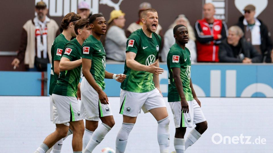 Nur sie durften im Tabellenkeller jubeln: die Spieler des VfL Wolfsburg. Bild: Philipp Szyza/dpa