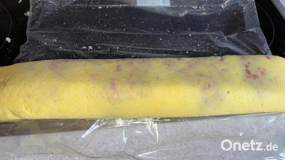Die Rolle in Scheiben schneiden und diese Schnecken im Ofen backen. Bild: Ilse Hauer