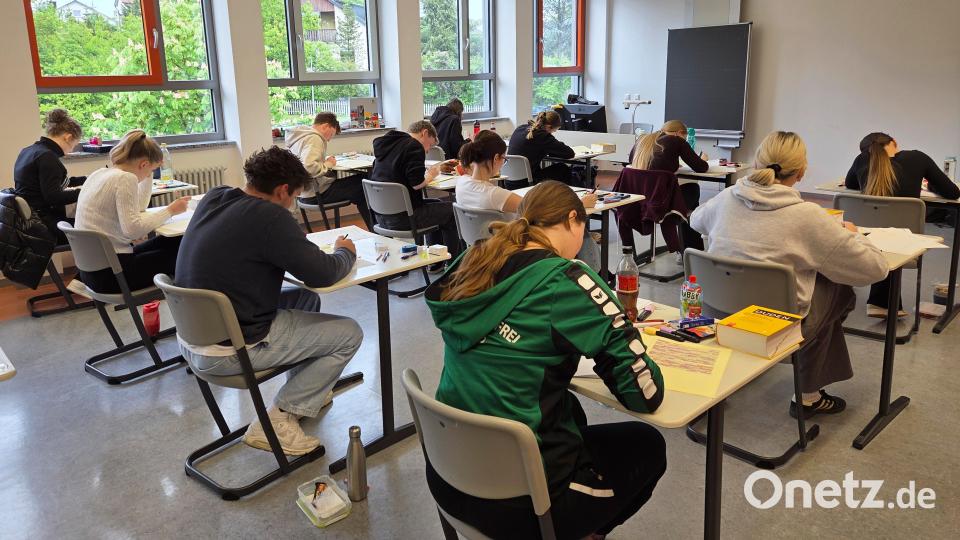 Die Schülerinnen und Schüler der FOSBOS Amberg während ihrer Abschlussprüfung im Fach Deutsch. Bild: Heidi Selch-Witt